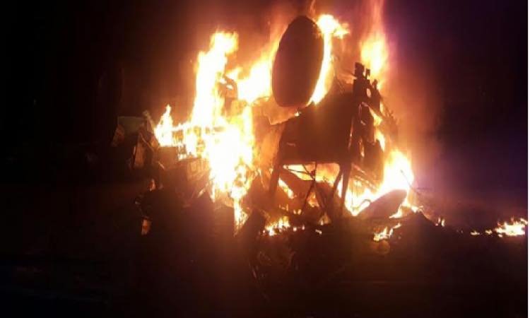 الداخلة .. شاحنة لنقل السمك تحترق بالكامل