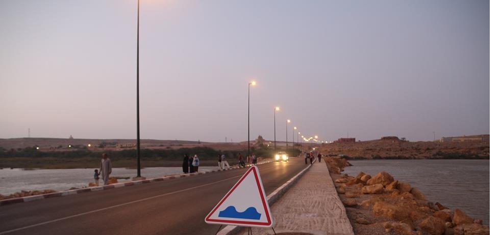 بعد عملية الترقيع المؤقتة قنطرة المسيرة تفك العزلة عن مدينة العيون