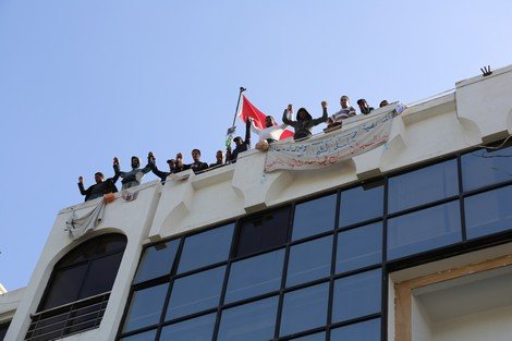 وساطات تفلح في مغادرة عشرات المكفوفين لسطح مبنى وزارة التضامن