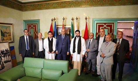 ها الديبلوماسية ديال المعقول…حمدي ولد الرشيد يستقبل وفد أجنبي رفيع المستوى و يوقع بروتوكول اتفاقية من أجل توأمة مدينة العيون ومدينة طالكاوانو الشيلية.