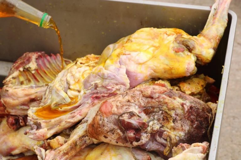 صور صادمة/ حجز كميات  كبيرة من اللحوم و الأسماك الفاسدة  موجهة للإستهلاك ببعض مطاعم مدينة العيون !