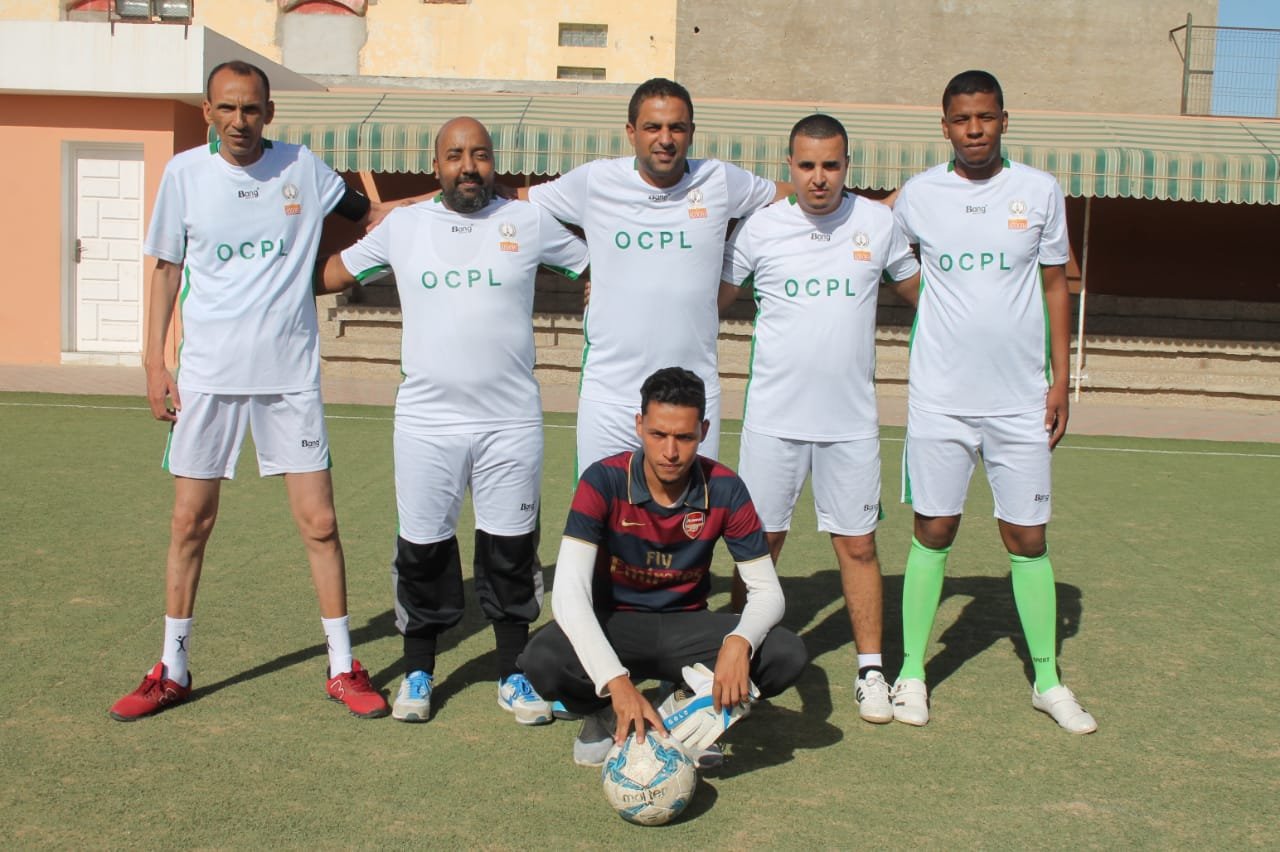 *بالصور*جائزة أفضل الرياضيين بالصحراء تجمع صحافيي وفنانو العيون في مباراة إستعراضية .
