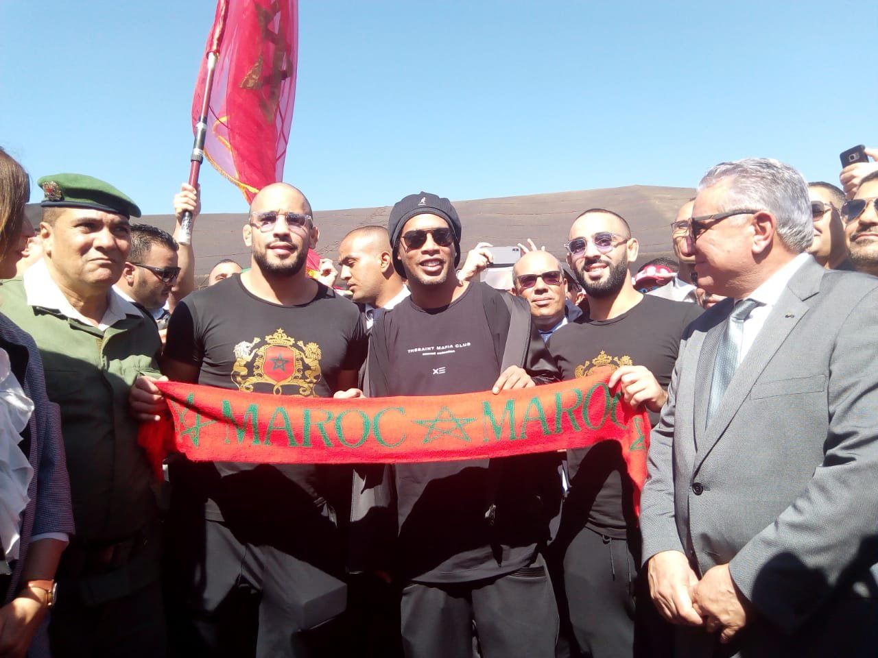 بالصور …ابو زعيتر و رونالدينهو وصلوا لعيون  باش يحتفلوا بعيد المسيرة الخضراء