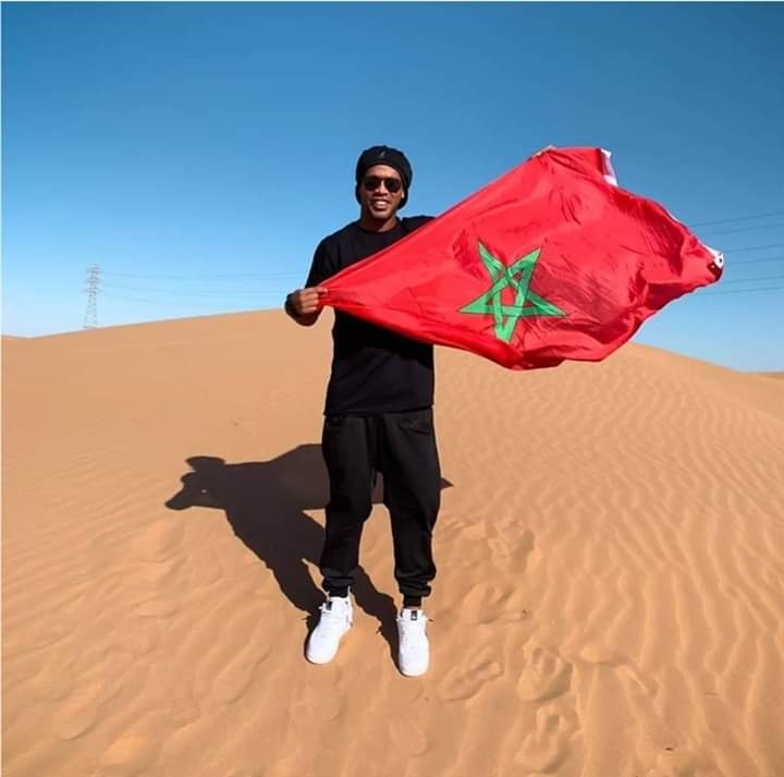 العيون :صورة بدون تعليق ل الساحر رونالدينيو من قلب الصحراء المغربية