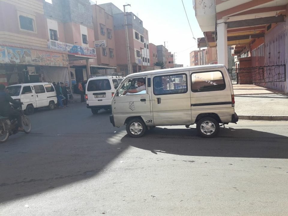 خطير .. سيارة للنقل السري ( كوير ) تدهس شرطي مرور بالعيون و تلوذ بالفرار