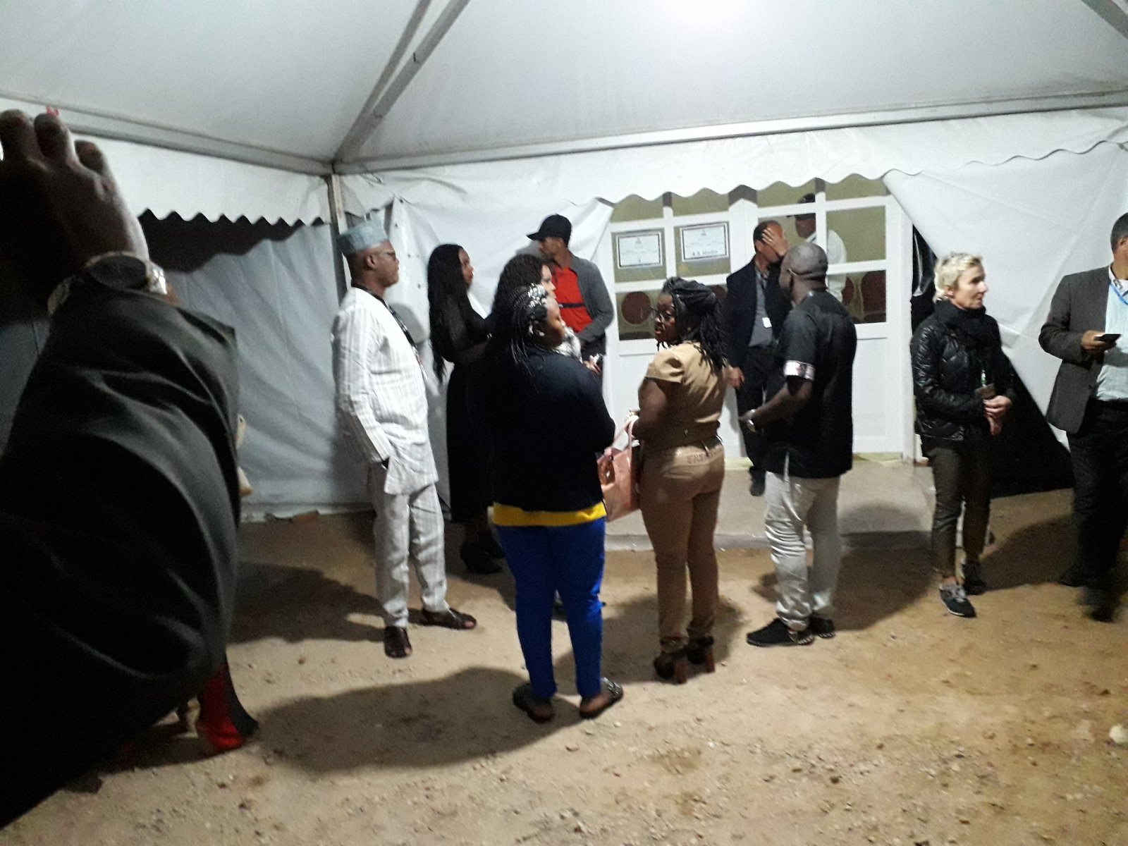 عااااجل.. ممون المهرجان الدولي للموضة بالداخلة يمنع الضيوف الأفارقة من الإطعام ( الفيديو و الصور)