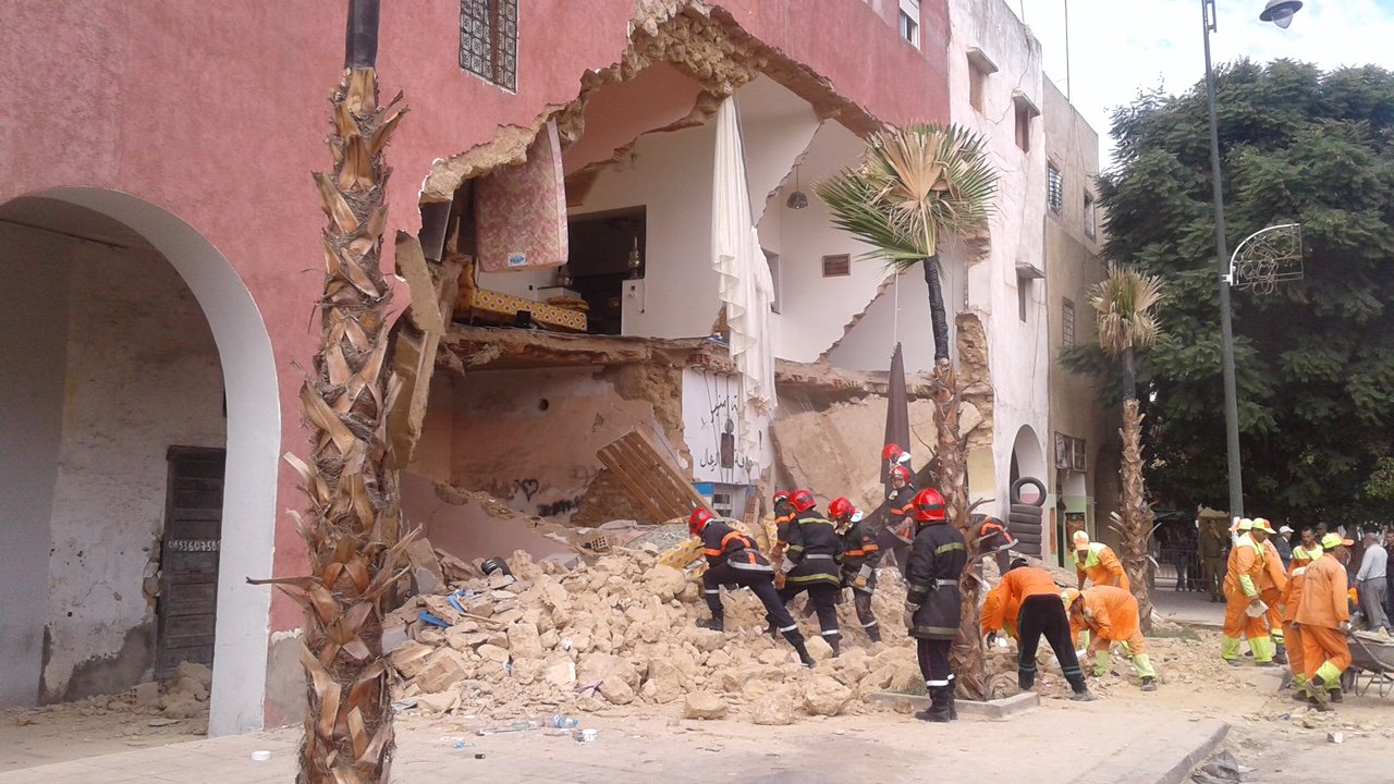 نهيار مبنى من أربع طوابق بالمدينة القديمة و نجاة شخص واحد