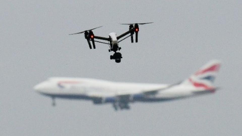 طائرة ” درون “ تربك عملية هبوط لطائرة سياحية قادمة من المغرب بمطار ”غاتويك”