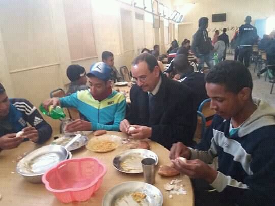 طاطا: صور المدير الإقليمي للتعليم يتناول وجبة العشاء مع تلامذة الداخلية…..تغزو مواقع التواصل الاجتماعي،التفاااصيييل