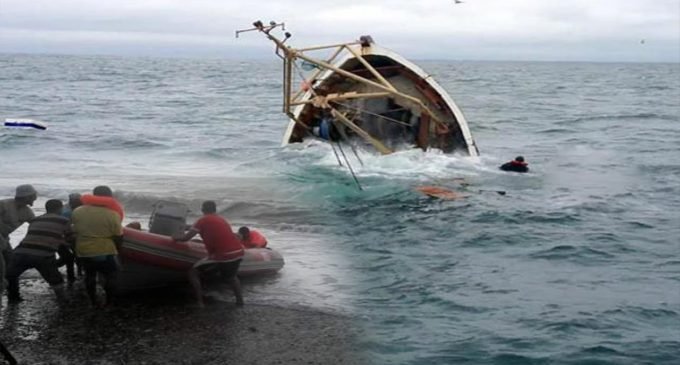 عاجل .. غرق مركب للصيد البحري الساحلي بسواحل ميناء العيون