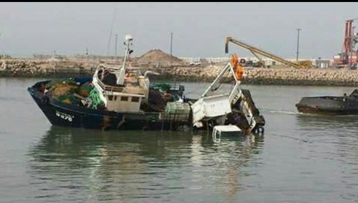 تفاصيل إنقاد مركب الصيد الساحلي الذي تعرض للغرق قبالة سواحل ميناء العيون