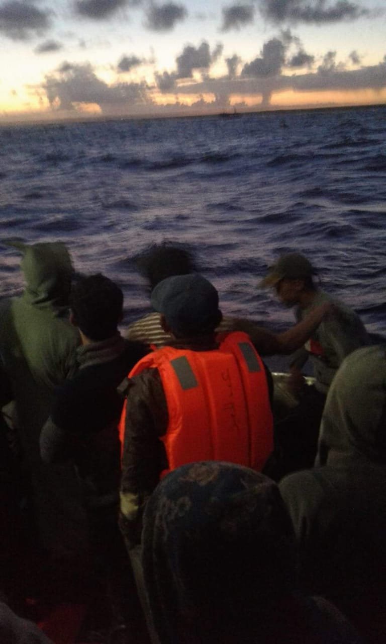 بالفيديوا ..الجيش المغربي يشارك في عملية إنقاذ طاقم مركب الصيد عبد المغيث الذي جنح صباح اليوم بعرض سواحل طرفاية..