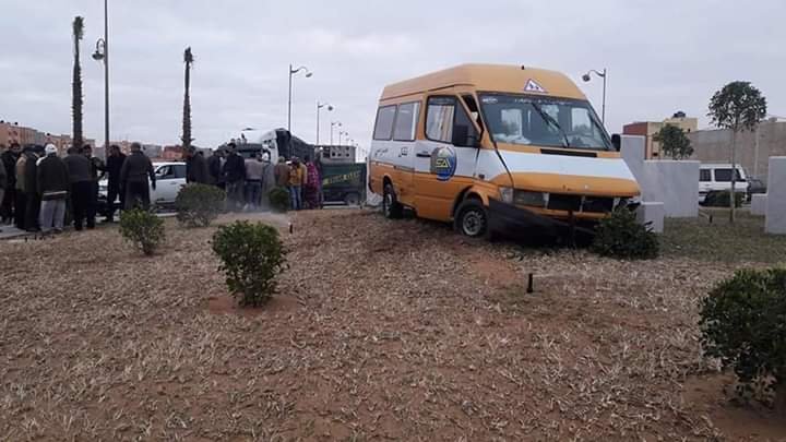 العيون: ألطاف آلله تحفظ عدد من التلاميذ بعد فقدان السائق السيطرة على سيارة النقل المدرسي، التفاااصيييل