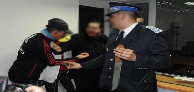 بالفيديو .. رجال الشرطة يطلقون رصاصات لتوقيف مجرم خطير مسلح بساطور إحتجز سيدة وقاوم الشرطة بعنف