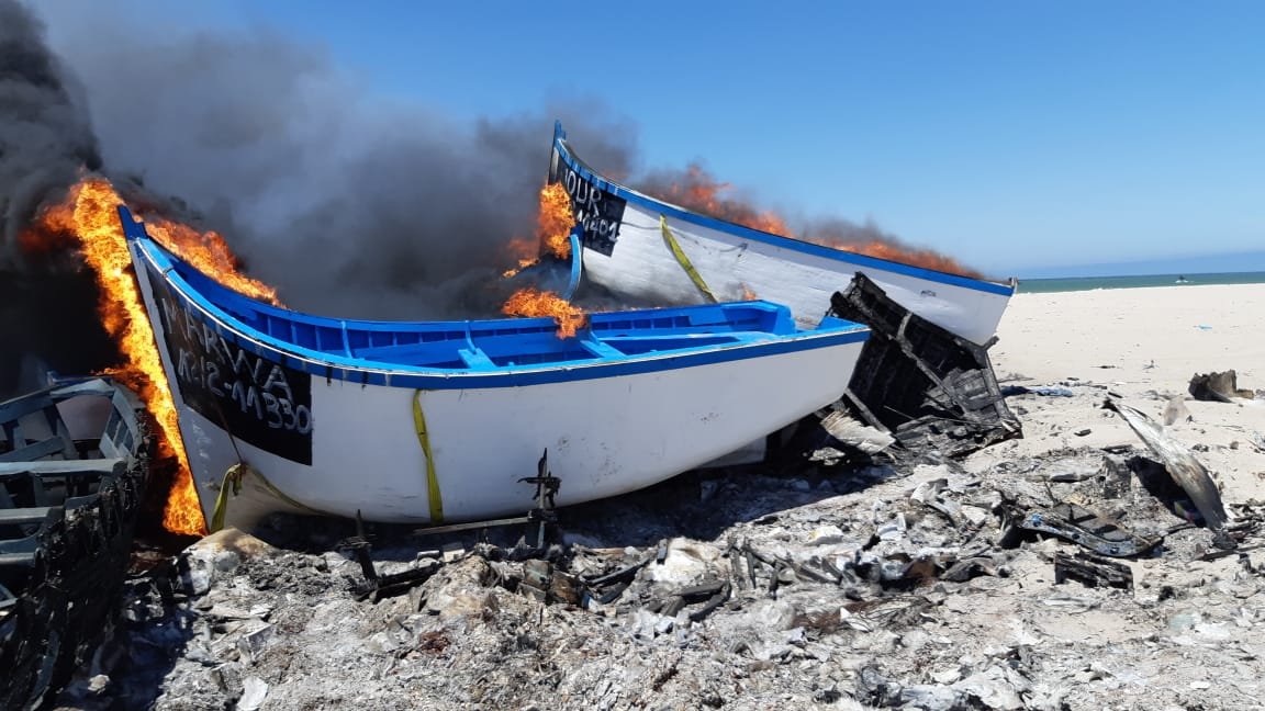 الداخلة .. حجز و إحراق قوارب الصيد البحري غير قانونية تنشط في صيد الأخطبوط