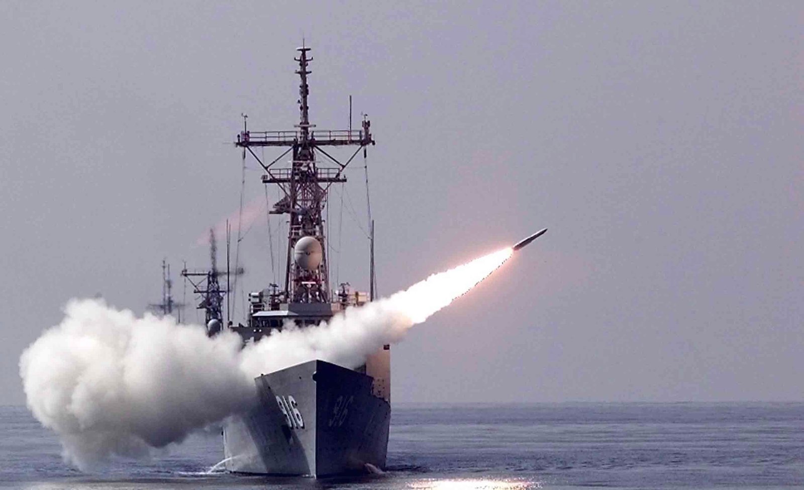 البحرية الملكية تجري مناورات ضخمة بسواحل طانطان