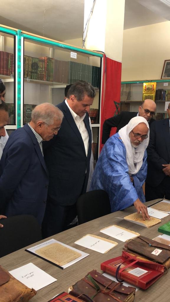 شيوخ وأعيان قبائل صحراوية  يقدمون للملك محمد السادس  مصحفاً  يفوق عمره 400سنة  و أخنوش يتكفل بتوصيل الهدية