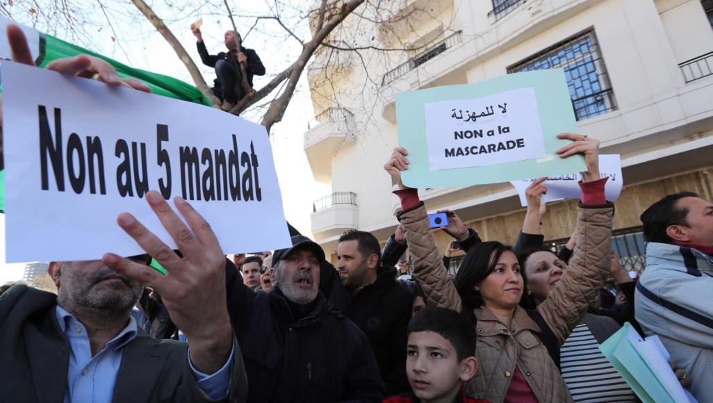 في ثالث جمعة….الجزائريين يخرجون في مسيرات غاضبة مطالبين بإسقاط النظام و رفض ترشيح بوتفليقة، التفاااصيييل