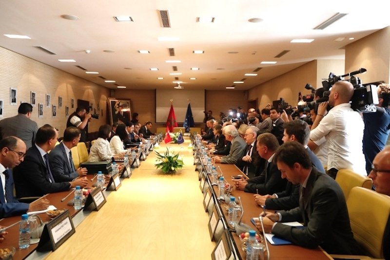 على هامش منتدى كرانس مونتانا .. الدكالي و العثماني يتفقدان حملة طبية متعددة الاختصاصات