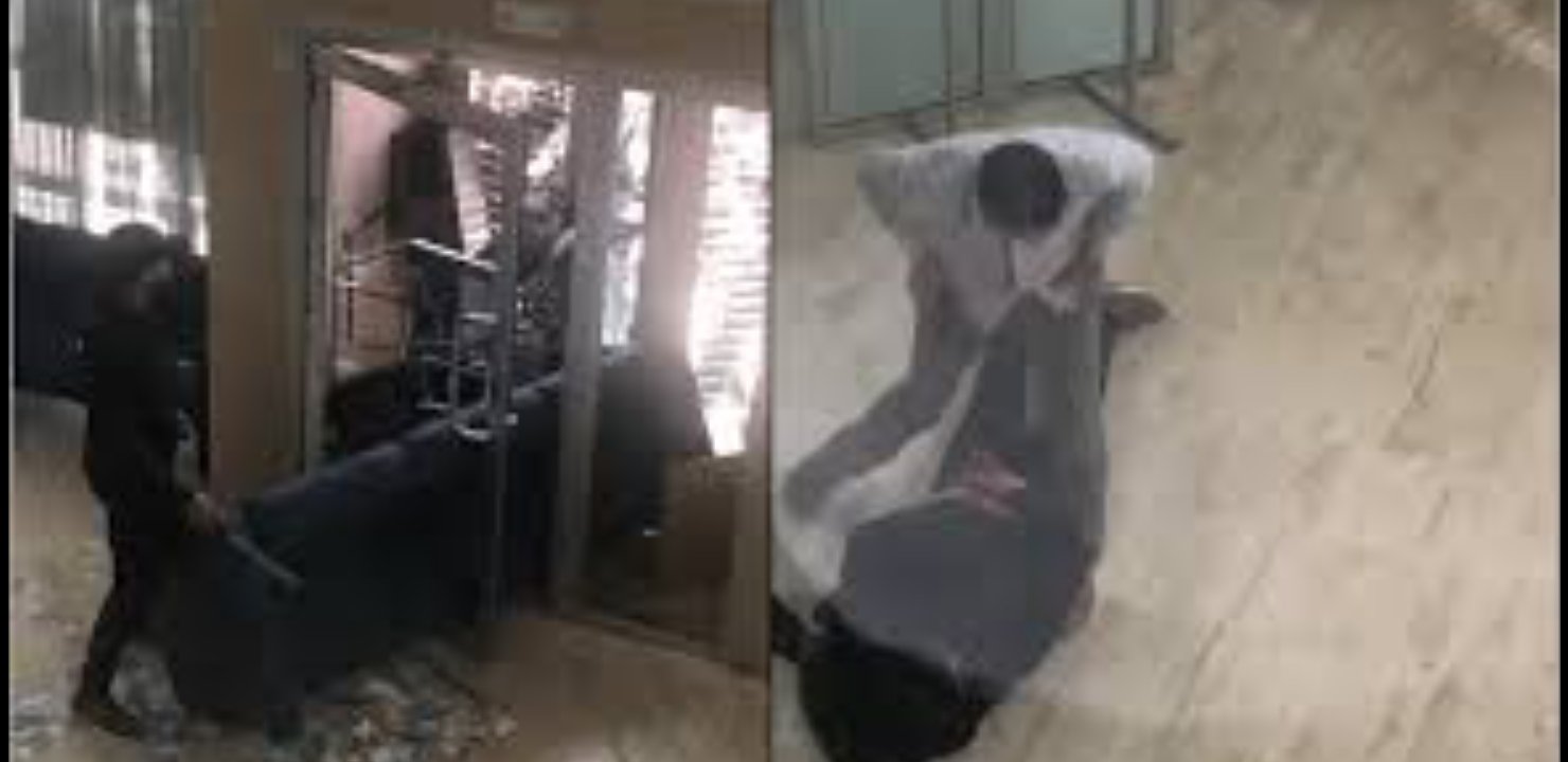 فيديو/ لص مسلح بسيف يقتحم بنكاً بطنجة بدعوى مرض والده بالسرطان !