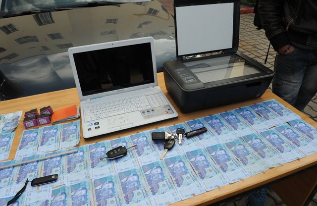 أمن العيون يطيح بمحترف للنصب على شبكة الانترنت باستعمال أوراق بنكية مزورة