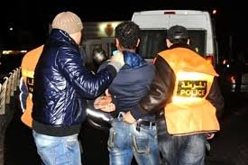 حيازة أسلحة بيضاء وافتعال جروح مع إهانة موظفين عموميين تقود إلى توقيف شخص من ذوي السوابق القضائية،
