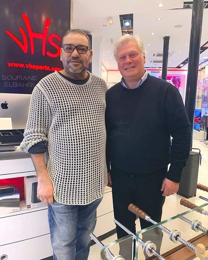تفاصيل صورة حديثة للملك محمد السادس بأحد محلات باريس نشرها سفيان البحري،
