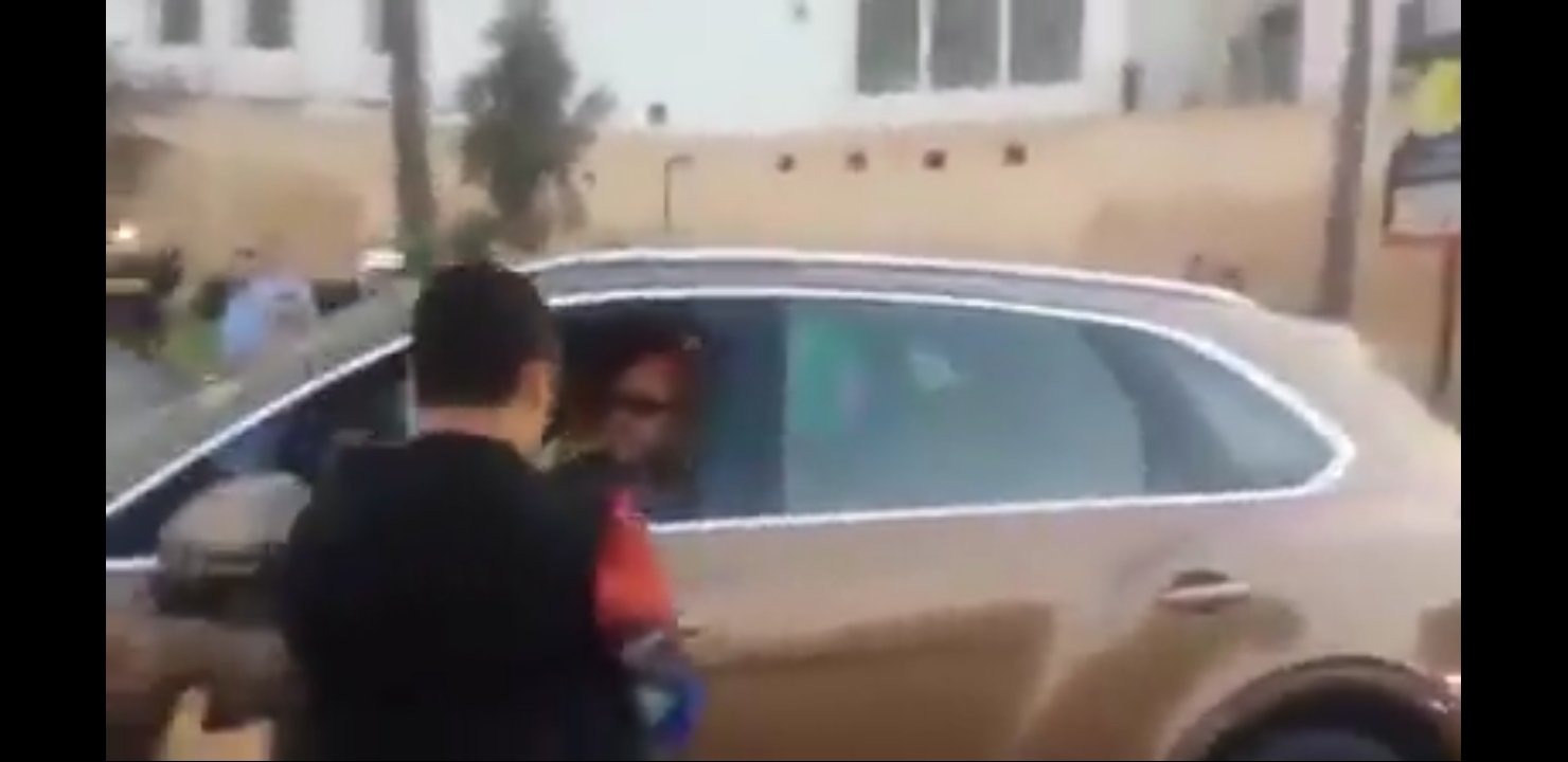 الملك محمد السادس بسيارته  في أول صورة مع مواطنين لحظات قبل أذان المغرب بالدار البيضاء الفيديوا