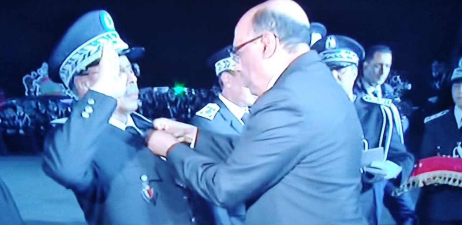 توشيح والي أمن العيون  بوسام ملكي سامي خلال إحتفالية تأسيس المديرية العامة للأمن الوطني بالقنيطرة،التفاااصييل