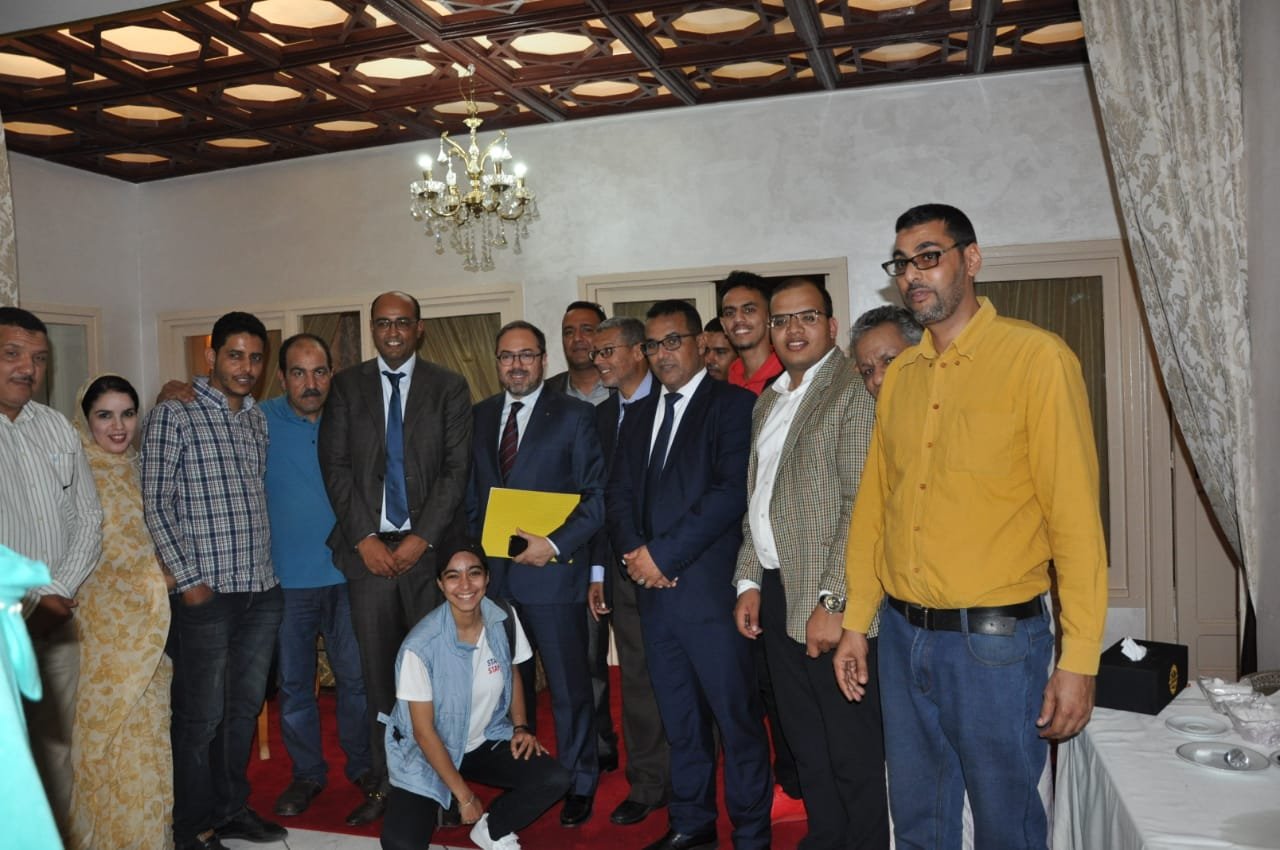 رئيس جهة العيون.،خدم مزيان ليوم مع الصحفيين و طالب المدير العام ديال لرام باش يعطيوا الاشهار المقاولات المحلية، او ها شنوا وقع..