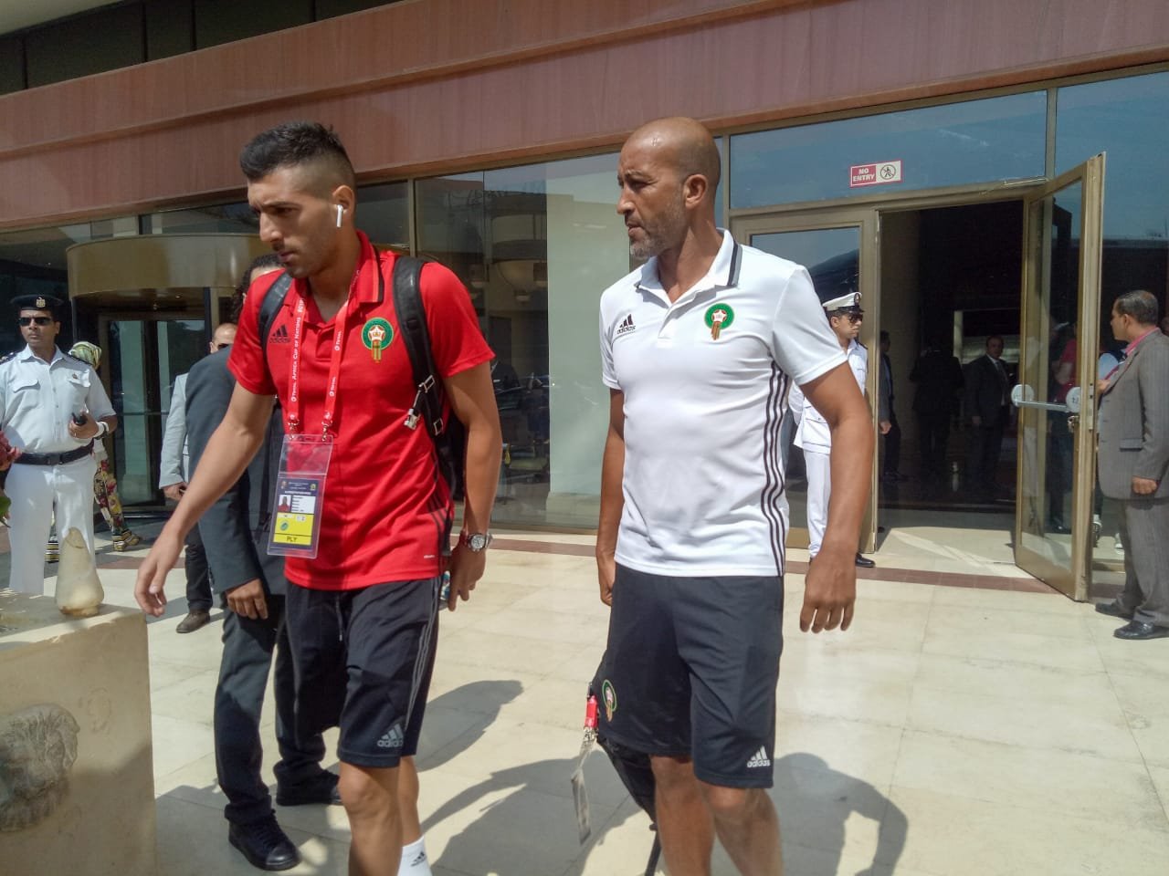 مغادرة المنتخب الوطني الفندق في إتجاه ملعب السلام في صور