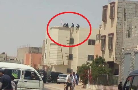 خطير .. آعتصام 4 معطلين فوق بناية عمومية بالعيون، الأوضاع تتأجج و الحوار المنعدم