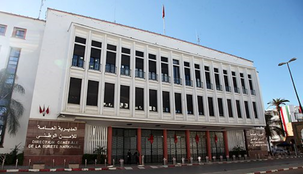 هذه حقيقة هجوم شخص مسلح بسيف من الحجم الكبير