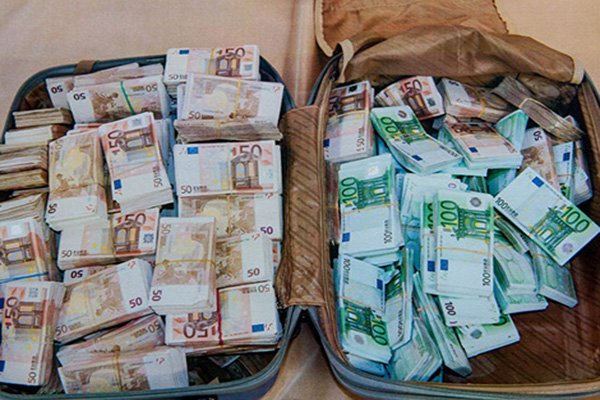 عناصر الجمارك بالمعبر الحدودي تحبط عملية تهريب للعملة الصعبة