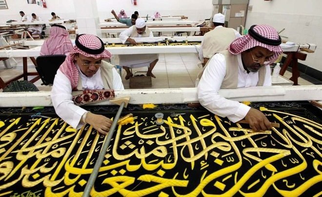 صناعة كسوة الكعبة المشرّفة .. تقليد إسلامي ينقله الأب إلى الابن