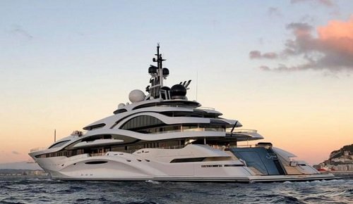 الملك يقضي عطلته الصيفية بطنجة وولي العهد يتناول “الهامبرغر” بمطعم أبو زعيتر