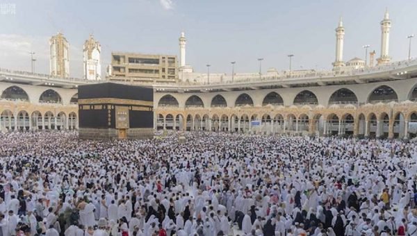 ضيوف الرحمان يؤدون طواف الإفاضة بالمسجد الحرام