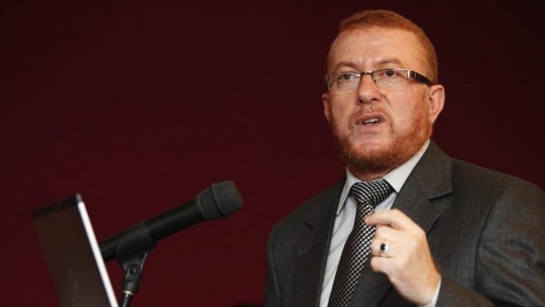 وزير مغربي يخاطب عمال النظافة : *خادم القوم سيدهم*. تلقى موجة سخرية كبيرة