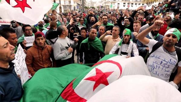 الجزائريون يتشبثون في الجمعة الـ 26 بتغيير النظام ورفض ”هيئة الحوار”
