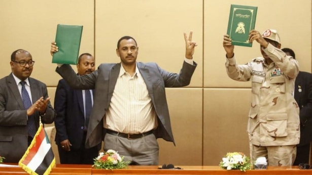 السودان .. المجلس العسكري وقوى الحرية والتغيير يوقعان اتفاق المرحلة الانتقالية