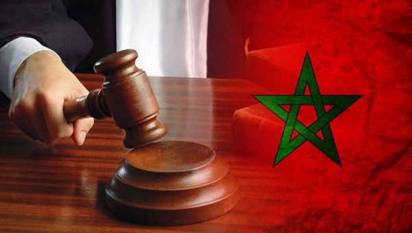 العيون.. السلطات المحلية تطرد محامية اسبانية حاولت الحضور“لمراقبة” محاكمة ثمانية متهمين في قضايا مختلفة