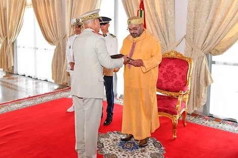 الملك محمد السادس يستقبل الجنرال الوراق الذي سلم لجلالته كتابا حول الجهود الملكية لتحديث هذه المؤسسة العتيدة