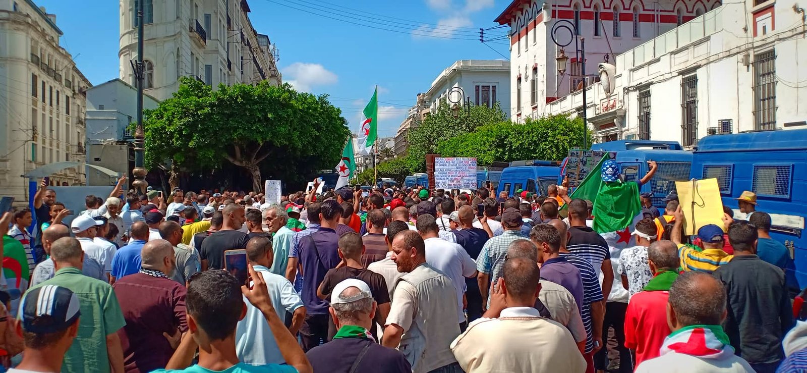 الجمعة 27 من عمر الحراك الجزائري .. مطالبة برحيل حكومة نور الدين بدوي