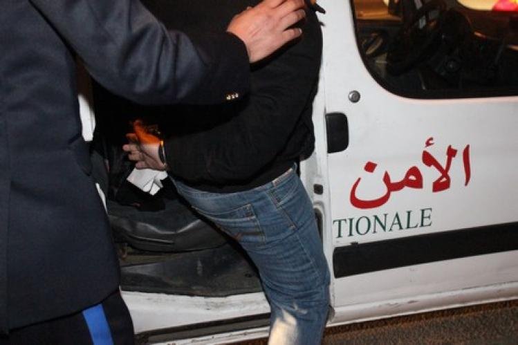 العناصر الامنية توقف شخص من ذوي السوابق القضائية لتورطه في قضية تتعلق بالضرب والجرح بواسطة السلاح الأبيض والاحتجاز والتهديد
