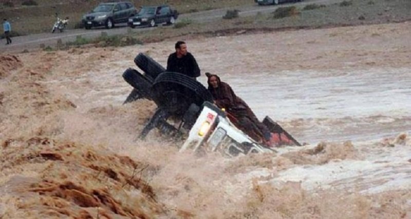 فيضانات بواد أمغر  بطاطا..السلطات المحلية تفتح المراكز التربوية والاجتماعية لإيواء الساكنة