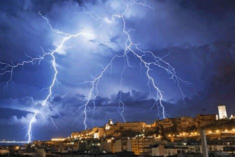 نشرة إنذارية …رياح قوية و أمطار رعدية تضرب المناطق الجنوبية، البلاغ
