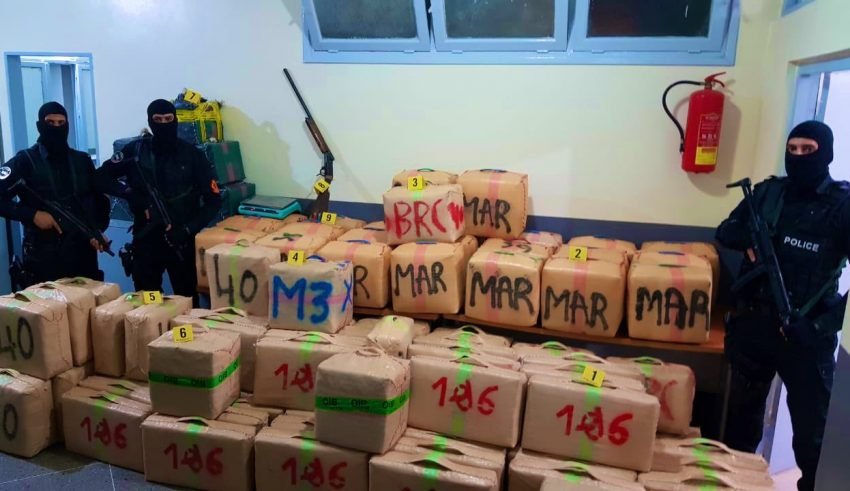 حجز ما يقارب 3 طن من المخدرات والرصاص يلعلع أثناء اعتقال الجناة بأكادير