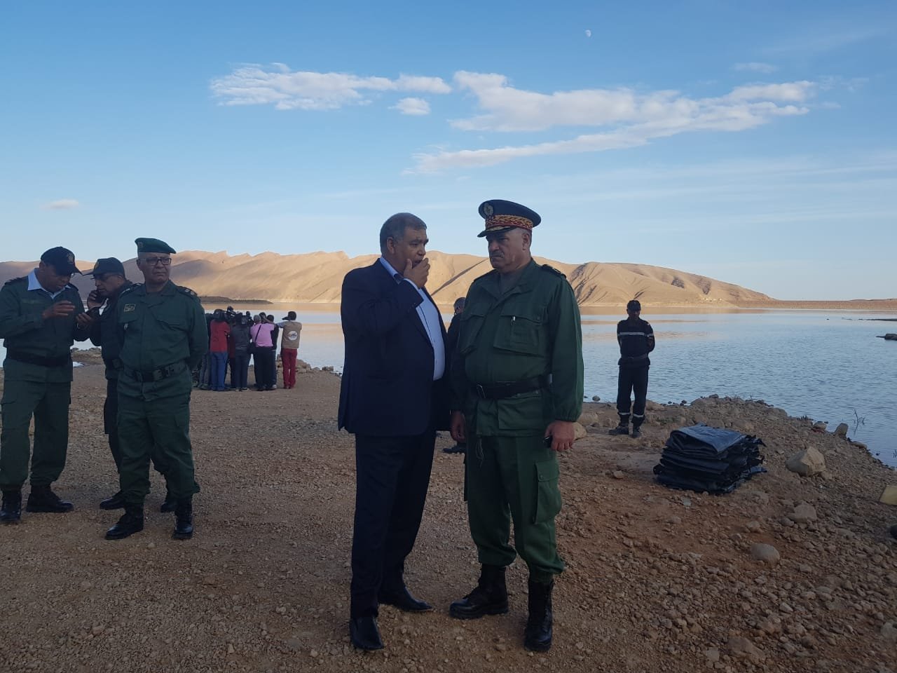 صور لزيارة وزبر الداخلية ووزير التجهيز والنقل واللوجستيك وقائد الدرك الملكي الجنيرال حرمو لمكان البحث عن المفقودين في حادثة الدرمشان بالرشيدية