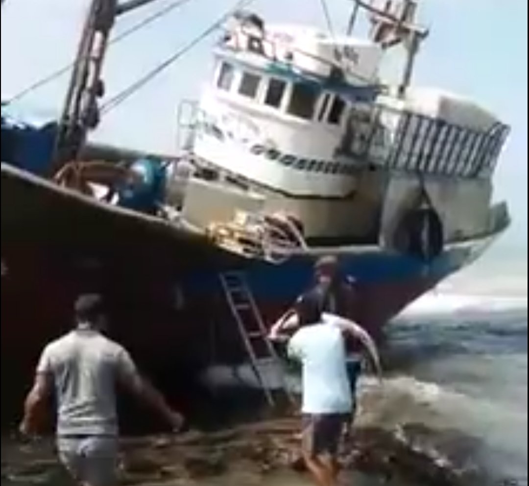 جنوح قارب صيد جنوب طانطان وسباق بين المواطنين للظفر بالكوربين. (الفيديوا)