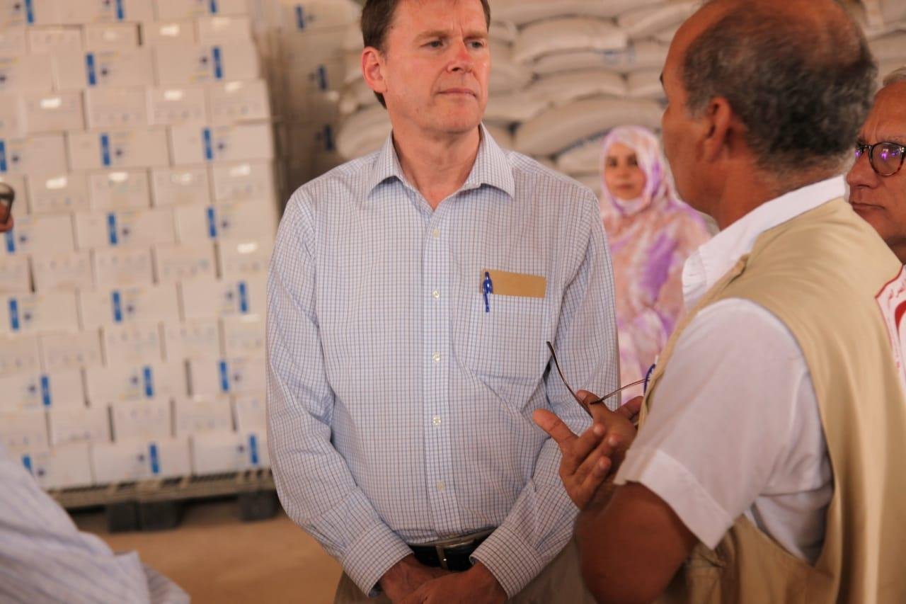 كولن ستيوارت يحل بمخيمات تندوف ويبحث ملف المساعدات الإنسانية